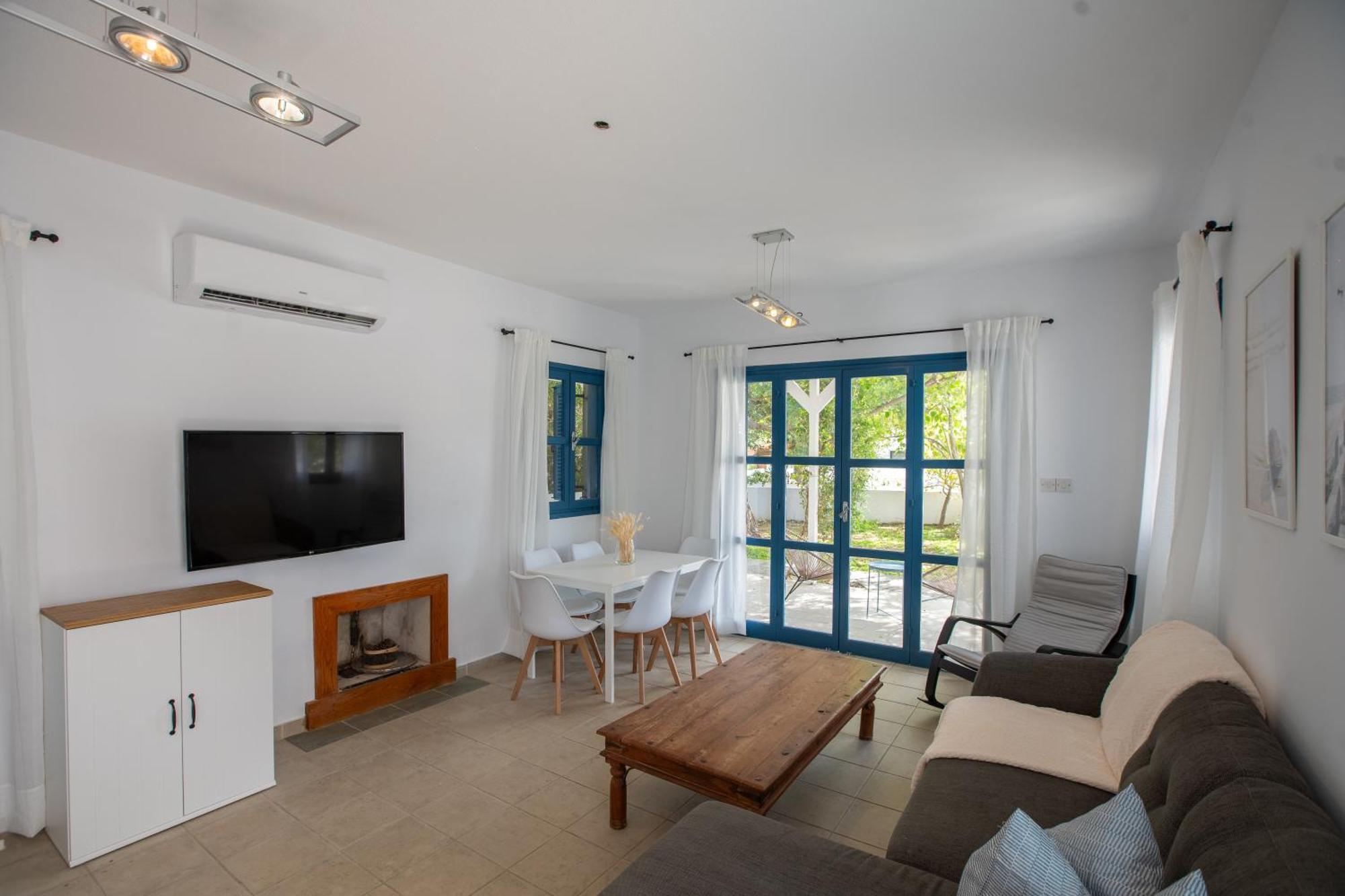 Villa Phaedrus Living: Sky Blue
